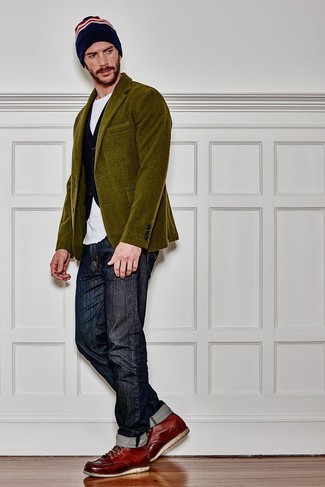 Как носить оливковый вельветовый пиджак с синими джинсами в 30 лет мужчине в стиле смарт-кэжуал: Комбо из оливкового вельветового пиджака и синих джинсов поможет составить стильный, и в то же время мужественный образ. Такой образ легко адаптировать к повседневным делам, если надеть в паре с ним темно-красные кожаные рабочие ботинки.
