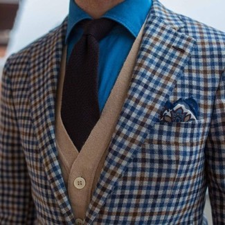 Как носить светло-коричневый кардиган с темно-синим пиджаком в 30 лет мужчине в теплую погоду: Если ты принадлежишь к той немногочисленной категории мужчин, ориентирующихся в модных тенденциях, тебе подойдет дуэт темно-синего пиджака и светло-коричневого кардигана.