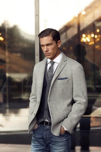 С чем носить темно-синий нагрудный платок: Если ты ценишь удобство и функциональность, серый вязаный пиджак и темно-синий нагрудный платок — отличный выбор для стильного мужского лука на каждый день.