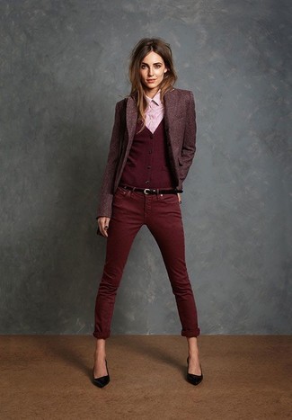 Как носить джинсы с пиджаком в 30 лет женщине в теплую погоду в деловом стиле: Пиджак и джинсы отлично вписываются в гардероб самых требовательных красоток. Переходя к, можно дополнить наряд черными кожаными туфлями.