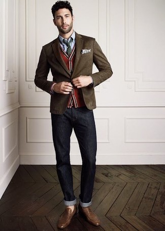 С чем носить темно-зеленый галстук в горошек в 30 лет мужчине в теплую погоду: Несмотря на то, что этот образ выглядит довольно-таки сдержанно, дуэт темно-коричневого пиджака и темно-зеленого галстука в горошек всегда будет нравиться стильным мужчинам, неизменно пленяя при этом дамские сердца. Пара темно-коричневых кожаных лоферов свяжет лук воедино.