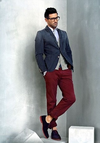 Какие кардиганы носить с темно-красными брюками чинос в 30 лет: Кардиган и темно-красные брюки чинос надежно закрепились в гардеробе многих парней, помогая создавать неприевшиеся и удобные образы. Преобразить лук и добавить в него немного классики помогут темно-синие замшевые туфли дерби.