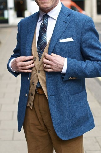 С чем носить темно-синий галстук в шотландскую клетку за 60 лет мужчине: Комбо из синего шерстяного пиджака и темно-синего галстука в шотландскую клетку позволит создать стильный и привлекательный лук.