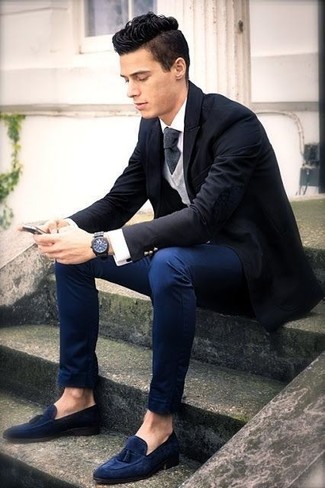 Модный лук: черный пиджак, серый кардиган, белая классическая рубашка, темно-синие брюки чинос
