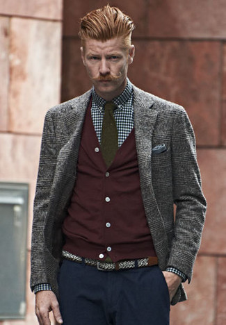 С чем носить серый шерстяной пиджак в шотландскую клетку в 30 лет мужчине в стиле смарт-кэжуал: Любишь выглядеть солидно? Тогда дуэт серого шерстяного пиджака в шотландскую клетку и темно-синих брюк чинос создано для тебя.
