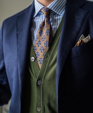 Модный лук: темно-синий пиджак, оливковый кардиган, бело-синяя классическая рубашка в вертикальную полоску, оранжевый галстук с принтом