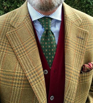 С чем носить зеленый галстук с принтом за 50 лет мужчине: Для создания изысканного мужского вечернего образа чудесно подойдет светло-коричневый пиджак с узором "гусиные лапки" и зеленый галстук с принтом.