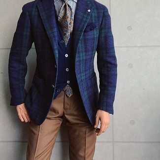 С чем носить бежевый галстук с "огурцами" мужчине осень: Несмотря на то, что этот образ достаточно классический, образ из темно-сине-зеленого пиджака в шотландскую клетку и бежевого галстука с "огурцами" приходится по вкусу джентльменам, неизбежно покоряя при этом сердца прекрасных дам. Превосходный вариант на осень.