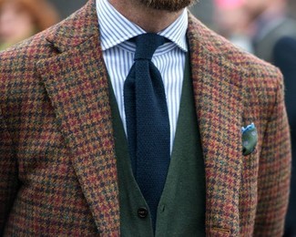 С чем носить табачный шерстяной пиджак в 30 лет мужчине в стиле смарт-кэжуал: Комбо из табачного шерстяного пиджака и темно-зеленого кардигана поможет создать модный, но в то же время мужественный образ.