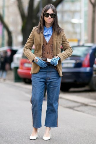 С чем носить светло-коричневый пиджак женщине: Светло-коричневый пиджак и синие джинсы-бойфренды — must have элементы в гардеробе любительниц стиля casual. Белые кожаные туфли чудесно дополнят этот образ.