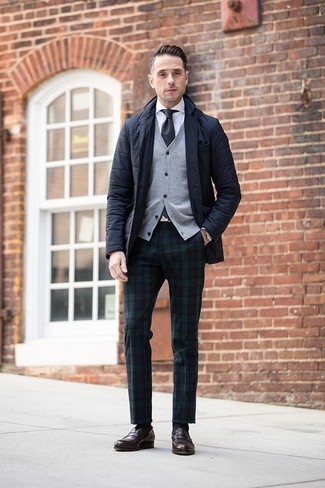 Какие лоферы носить с темно-синими классическими брюками мужчине осень: Черный стеганый пиджак и темно-синие классические брюки — хороший ансамбль для светского мероприятия. Весьма кстати здесь будут выглядеть лоферы. Само собой разумеется, подобное сочетание станет отличной идеей в погожий осенний день.