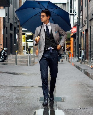 С чем носить галстук с принтом мужчине в стиле смарт-кэжуал: Сочетание серого пиджака и галстука с принтом позволит составить стильный и в то же время элегантный образ. Что до обуви, темно-синие кожаные броги — самый целесообразный вариант.