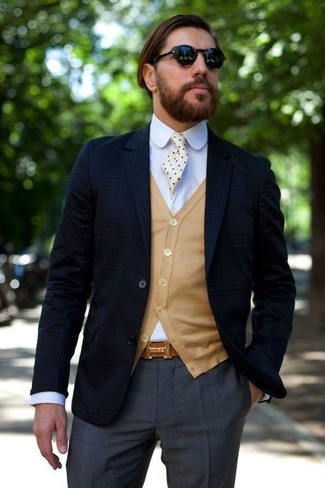 Какие классические брюки носить с светло-коричневым кардиганом в 30 лет мужчине в стиле смарт-кэжуал: Светло-коричневый кардиган в паре с классическими брюками позволит создать стильный классический ансамбль.