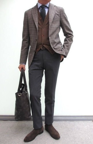 С чем носить черную кожаную большую сумку в 30 лет мужчине: Если в одежде ты делаешь ставку на комфорт и функциональность, коричневый пиджак в шотландскую клетку и черная кожаная большая сумка — классный вариант для привлекательного мужского ансамбля на каждый день. Хочешь сделать образ немного строже? Тогда в качестве обуви к этому ансамблю, выбирай темно-коричневые замшевые ботинки челси.