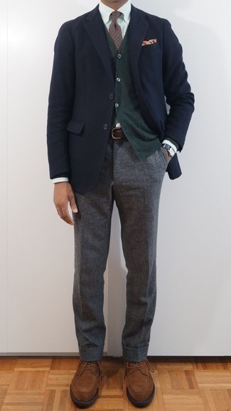 С чем носить темно-зеленый кардиган мужчине в деловом стиле: Сочетание темно-зеленого кардигана и темно-серых шерстяных классических брюк — отличный пример делового городского стиля. Пара коричневых замшевых туфель дерби свяжет ансамбль воедино.