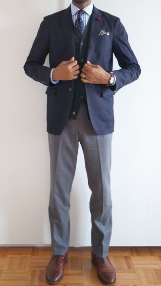 Как носить синий пиджак с серыми классическими брюками мужчине осень: Несмотря на то, что этот образ довольно-таки классический, дуэт синего пиджака и серых классических брюк является постоянным выбором стильных молодых людей, непременно пленяя при этом сердца барышень. В сочетании с этим образом выигрышно смотрятся коричневые кожаные оксфорды. Разве это не суперская идея в погожий осенний день?