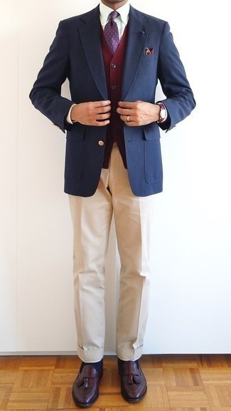 С чем носить темно-пурпурный галстук в 30 лет мужчине в деловом стиле: Комбо из темно-синего пиджака и темно-пурпурного галстука — чудесный пример строгого мужского стиля. Темно-красные кожаные лоферы с кисточками становятся классным завершением твоего образа.