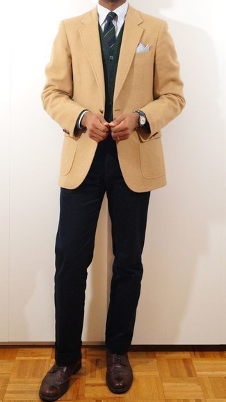 С чем носить темно-зеленый кардиган в 30 лет мужчине в стиле смарт-кэжуал: Образ из темно-зеленого кардигана и темно-синих брюк чинос поможет выглядеть аккуратно, но при этом выразить твой индивидуальный стиль. Такой лук легко обретает новое прочтение в сочетании с темно-коричневыми кожаными брогами.