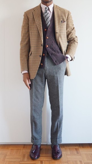 С чем носить темно-сине-белые носки мужчине осень в деловом стиле: Светло-коричневый пиджак с узором "гусиные лапки" и темно-сине-белые носки — превосходная формула для воплощения стильного и функционального образа. Почему бы не добавить в этот лук на каждый день немного изысканности с помощью темно-пурпурных кожаных лоферов с кисточками? Это великолепный образ, который великолепно подходит для прохладной осенней погоды.