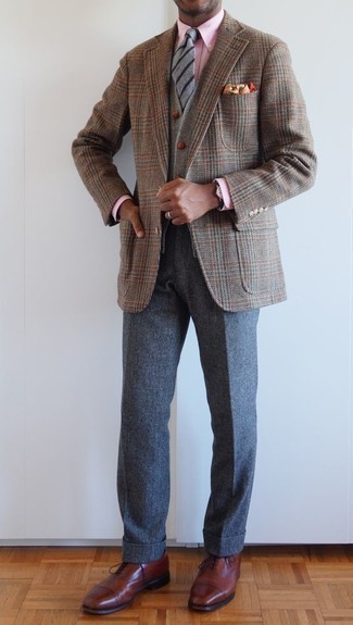 Модный лук: коричневый пиджак с узором "гусиные лапки", серый кардиган, голубая классическая рубашка, темно-серые шерстяные брюки чинос
