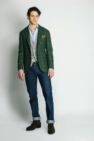 Какие кардиганы носить с темно-зеленым пиджаком мужчине в стиле смарт-кэжуал: Если ты приписываешь себя к той редкой категории молодых людей, неплохо разбирающихся в моде, тебе придется по душе лук из темно-зеленого пиджака и кардигана. Заверши лук темно-зелеными замшевыми ботинками дезертами, если боишься, что он получится слишком отполированным.