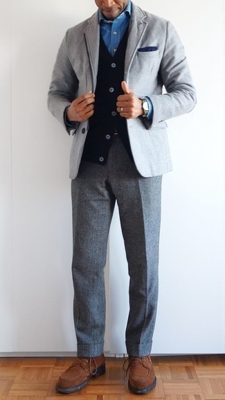 Какие туфли дерби носить с серым пиджаком в 30 лет в деловом стиле: Сочетание серого пиджака и серых шерстяных классических брюк — замечательный пример строгого мужского стиля. Туфли дерби прекрасно дополнят этот ансамбль.