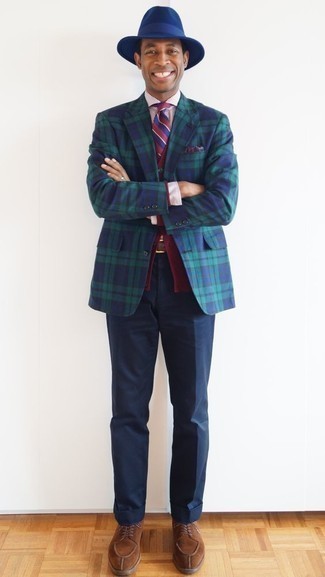 С чем носить темно-сине-зеленый пиджак в шотландскую клетку мужчине в деловом стиле: Несмотря на то, что этот лук кажется весьма сдержанным, лук из темно-сине-зеленого пиджака в шотландскую клетку и темно-синих классических брюк всегда будет выбором стильных молодых людей, пленяя при этом сердца представительниц прекрасного пола. Вкупе с этим образом отлично смотрятся коричневые замшевые туфли дерби.
