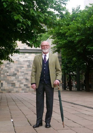 С чем носить фиолетовый галстук в горизонтальную полоску за 60 лет мужчине: Оливковый пиджак в сочетании с фиолетовым галстуком в горизонтальную полоску — замечательный пример делового городского стиля. В сочетании с этим луком прекрасно будут смотреться черные кожаные оксфорды.