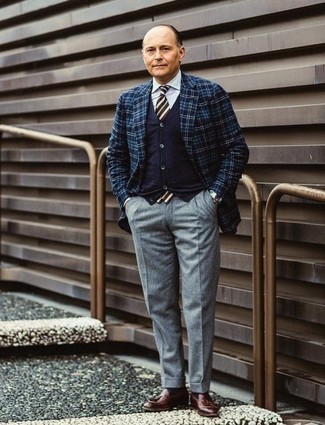 С чем носить темно-коричневый галстук в горизонтальную полоску за 50 лет мужчине: Темно-синий пиджак в шотландскую клетку в сочетании с темно-коричневым галстуком в горизонтальную полоску поможет создать стильный и привлекательный ансамбль. Пара темно-красных кожаных лоферов с кисточками очень просто интегрируется в этот образ.