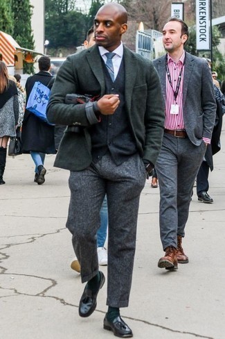 С чем носить синий галстук в шотландскую клетку мужчине: Комбо из темно-зеленого шерстяного пиджака и синего галстука в шотландскую клетку позволит создать эффектный мужской образ. Черные кожаные лоферы с кисточками неплохо дополнят этот ансамбль.