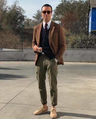 С чем носить оливковые брюки карго за 40 лет: Коричневый шерстяной пиджак в шотландскую клетку и оливковые брюки карго — прекрасный образ, если ты ищешь расслабленный, но в то же время стильный мужской образ. Ты сможешь легко приспособить такой лук к повседневным делам, дополнив его светло-коричневыми кроссовками.