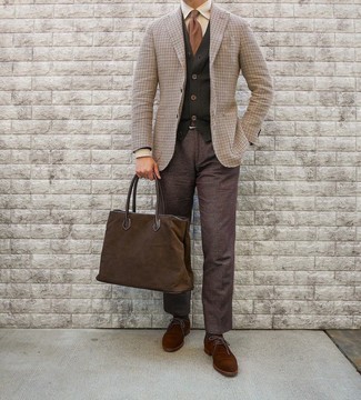 С чем носить темно-коричневую замшевую большую сумку в 30 лет мужчине осень: Если этот день тебе предстоит провести в движении, сочетание бежевого шерстяного пиджака с узором "гусиные лапки" и темно-коричневой замшевой большой сумки поможет составить комфортный образ в стиле кэжуал. Чтобы немного разнообразить лук и сделать его элегантнее, можно надеть коричневые замшевые ботинки дезерты. Подобный образ позволит создать позитивное осеннее настроение, какой бы ни была погода за окном.