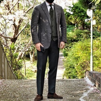 С чем носить темно-зеленый кардиган мужчине в деловом стиле: Темно-зеленый кардиган в сочетании с черными классическими брюками поможет составить выразительный мужской лук. Что касается обуви, коричневые замшевые лоферы — самый удачный вариант.