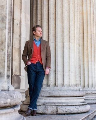 Модный лук: коричневый шерстяной пиджак в шотландскую клетку, красный кардиган, голубая классическая рубашка из шамбре, темно-синие джинсы