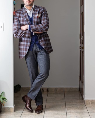 Какие классические брюки носить с серой классической рубашкой мужчине в стиле смарт-кэжуал: Серая классическая рубашка в паре с классическими брюками позволит составить модный и привлекательный лук. Тебе нравятся незаурядные решения? Тогда дополни свой образ темно-коричневыми кожаными ботинками челси.