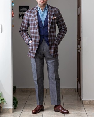 Как носить темно-коричневый шерстяной пиджак с серыми классическими брюками в 30 лет мужчине в деловом стиле: Дуэт темно-коричневого шерстяного пиджака и серых классических брюк смотрится очень привлекательно и элегантно. Вкупе с этим образом удачно будут выглядеть темно-коричневые кожаные лоферы.