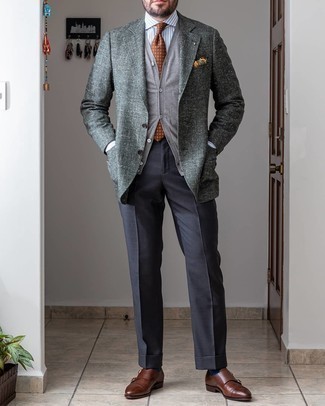 Какие пиджаки носить с коричневыми монками с двумя ремешками в деловом стиле: Пиджак в паре с темно-серыми классическими брюками позволит составить модный и в то же время элегантный лук. В сочетании с этим образом отлично выглядят коричневые монки с двумя ремешками.