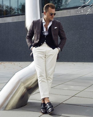 С чем носить синий кардиган мужчине: Поклонникам стиля casual будет по душе тандем синего кардигана и белых брюк чинос. Сделать образ элегантнее позволят черные кожаные монки.