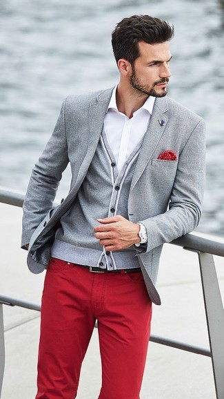 Модный лук: серый пиджак, серый кардиган, белая классическая рубашка, красные джинсы