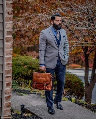С чем носить темно-синие брюки в 30 лет мужчине в деловом стиле: Любой парень будет выглядеть несравненно в сером пиджаке в клетку и темно-синих брюках. Дополнив ансамбль черными кожаными ботинками челси, получим неожиданный результат.