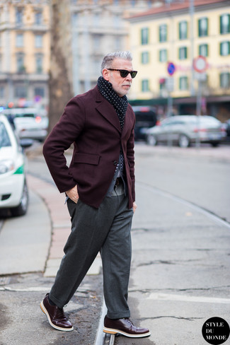 Какие классические брюки носить с темно-красным пиджаком за 50 лет мужчине: Для воплощения изысканного мужского вечернего ансамбля прекрасно подойдет темно-красный пиджак и классические брюки. Вкупе с этим луком прекрасно будут смотреться темно-красные кожаные туфли дерби.
