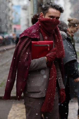 С чем носить красный вязаный шарф мужчине: Коричневый шерстяной пиджак в мелкую клетку и красный вязаный шарф — хорошее решение для джентльменов, которые постоянно в движении.