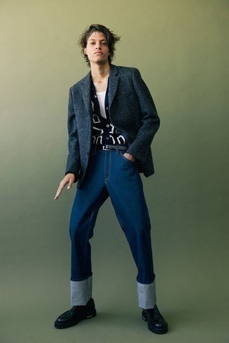 Какие джинсы носить с синим кардиганом мужчине в стиле смарт-кэжуал: Сочетание синего кардигана и джинсов в мужском образе позволит создать ощущение "элегантной свободы". Если ты любишь смешивать в своих ансамблях разные стили, на ноги можно надеть черные кожаные массивные лоферы.