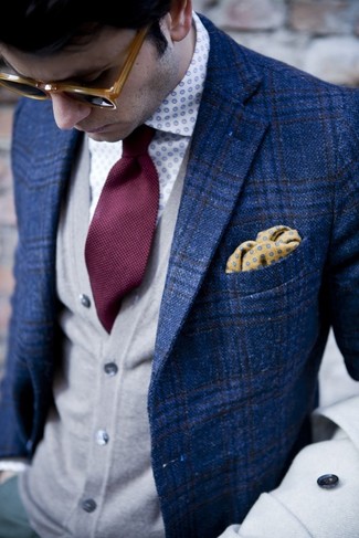 Модный лук: синий пиджак в шотландскую клетку, серый кардиган, бело-синяя рубашка с длинным рукавом в горошек, темно-красный галстук
