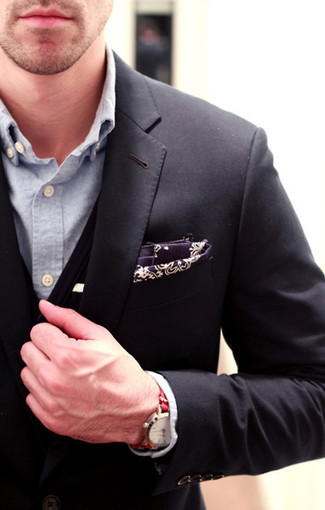 Модный лук: черный пиджак, черный кардиган, голубая рубашка с длинным рукавом из шамбре, темно-пурпурный нагрудный платок с "огурцами"