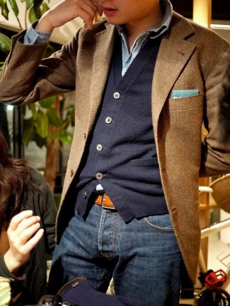 Модный лук: коричневый шерстяной пиджак, темно-синий кардиган, голубая рубашка с длинным рукавом из шамбре, темно-синие джинсы