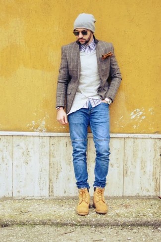 С чем носить светло-коричневые замшевые рабочие ботинки мужчине: Составив образ из коричневого шерстяного пиджака в клетку и синих джинсов, можно уверенно отправляться на свидание с девушкой или мероприятие с коллегами в расслабленной обстановке. Чтобы ансамбль не получился слишком претенциозным, можешь завершить его светло-коричневыми замшевыми рабочими ботинками.