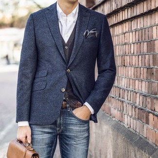 С чем носить темно-серый кардиган мужчине в теплую погоду: Ансамбль из темно-серого кардигана и темно-синих джинсов позволит составить интересный мужской образ в повседневном стиле.