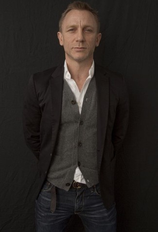 Как Daniel Craig носит Черный пиджак, Серый кардиган, Белая рубашка с длинным рукавом, Темно-синие джинсы