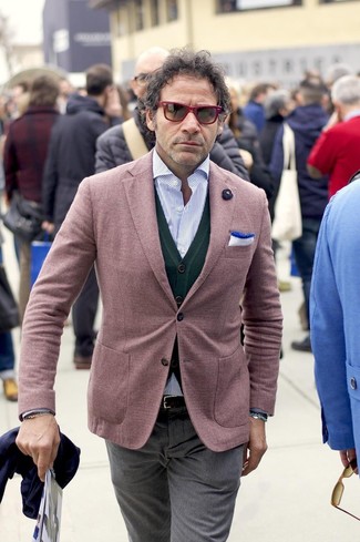 С чем носить оливковый кардиган мужчине: Сочетание оливкового кардигана и серых классических брюк поможет примерить на себя строгий мужской стиль.